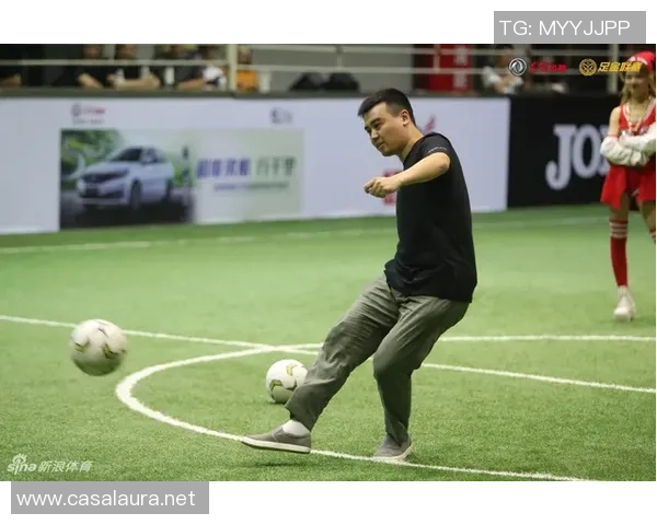 足球明星挑战打门框游戏展现精准射门技巧与精彩瞬间