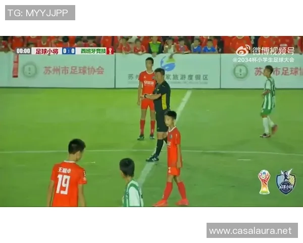 足球明星的女儿展现青春魅力成为时尚新宠引领潮流风向标