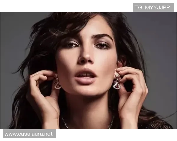 足球明星粉色头发女展现个性魅力引领时尚潮流成为新一代偶像