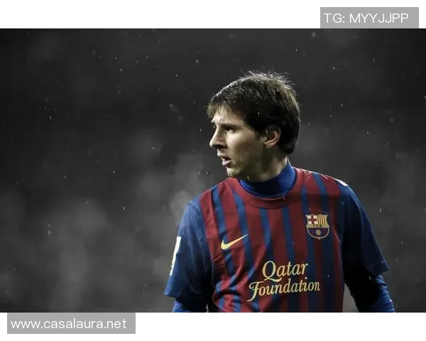 黑色背景下的足球明星人物魅力展现与传奇故事探秘